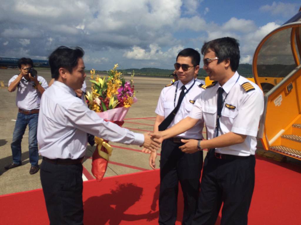 Thứ trưởng Bộ GTVT Nguyễn Văn Thể tặng hoa cho Cơ trưởng chuyến bay