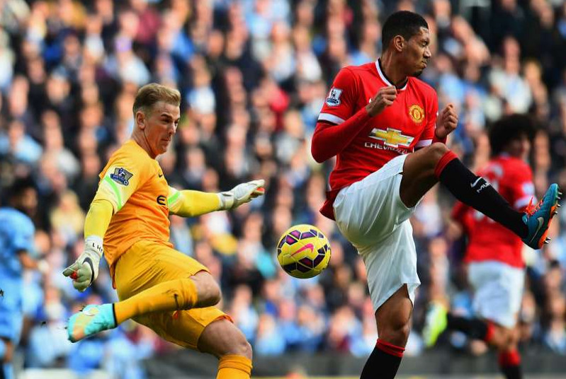 Tình huống chơi bóng tinh quái của Joe Hart khiến Smalling phải nhận thẻ vàng