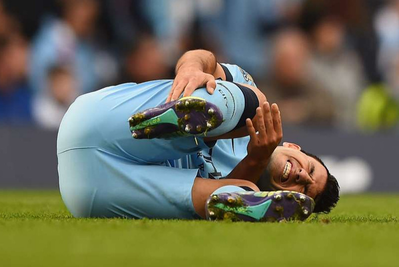 Aguero nằm sân sau pha truy cản của Fellaini