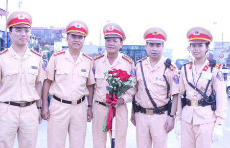 Lãnh đạo Phòng CSGT Hà Nội tặng hoa Thượng tá Đoàn trong buổi làm việc cuối cùng