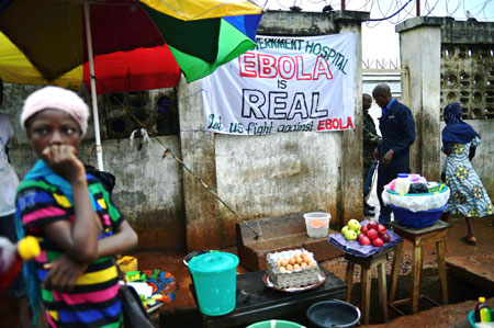 Bên ngoài một bệnh viện điều trị Ebola
