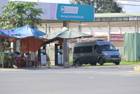 Xe dù đỗ tại cây xăng gần Bến xe Đắk Lắk