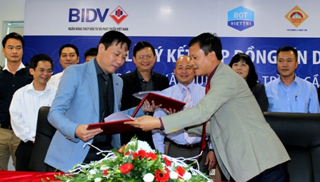 Đại diện ngân hàng BIDV và Công ty CP BOT cầu Việt Trì ký kết khoản tín dụng