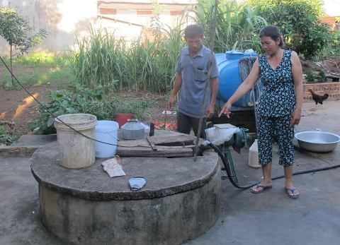 Người dân Tổ dân phố 6, phường Khánh Xuân lo sợ vì giếng nước bị nhiễm hóa chất