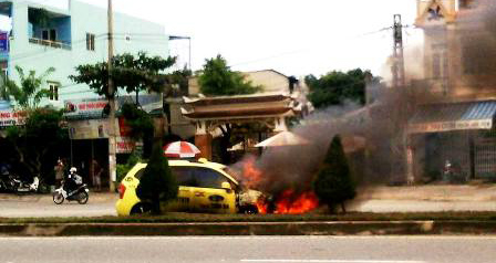 Chiếc xe đang bốc cháy dữ dội.