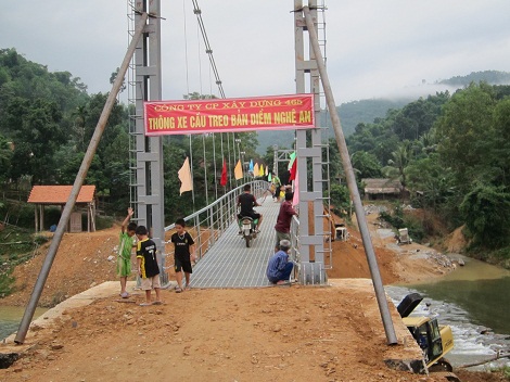 Cầu treo Bản Diềm, nối hai bờ sông Choăng, xã Châu Khê, Huyện Con Cuông