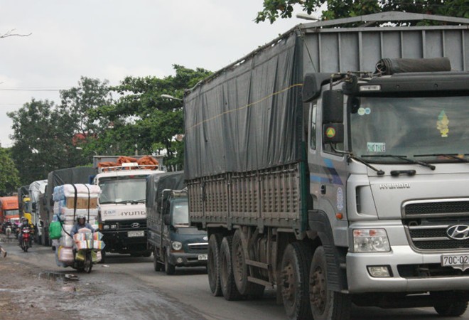 Vụ tai nạn không gây thiệt hại về người nhưng khiến giao thông qua khu vực ùn tắc nhiều giờ, chiếc xe tải hư hỏng nặng.