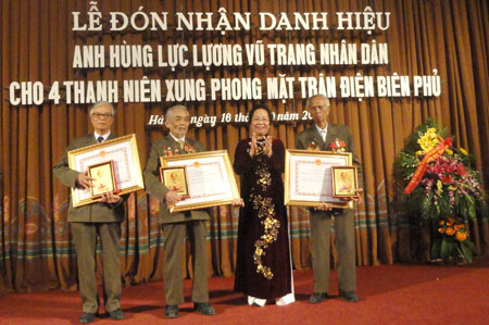 Phó Chủ tịch nước Nguyễn Thị Doan thay mặt Đảng, Nhà nước trao tặng danh hiệu Anh hùng Lực lượng vũ trang nhân dân cho ông Nguyễn Tiến Thụ (người ngoài cùng bên trái) và đồng đội của ông