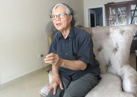 Ông Nguyễn Tiến Thụ say sưa kể lại những kỷ niệm thời chiến