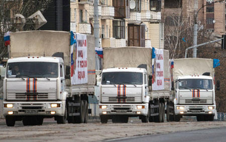 Đoàn xe chở hàng cứu trợ của Nga trên đường tới miền Đông Ukraine