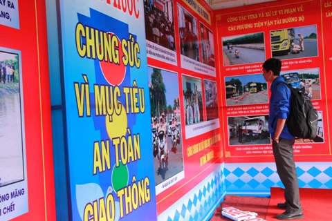 Hàng trăm tấm ảnh về tình hình ATGT đã được giới thiệu với người dân Đắk Lắk