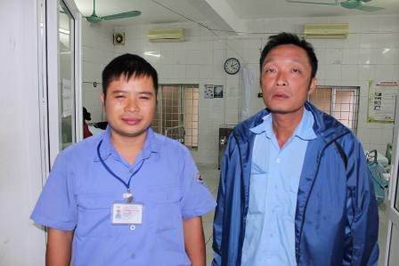 Hai đăng kiểm viên bị côn đồ hành hung được đưa tới Bệnh viện chăm sóc 