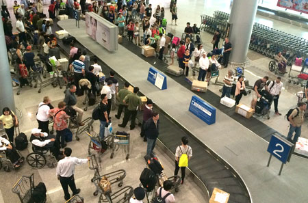 Hành khách chờ lấy hành lý tại Cảng hàng không quốc tế Tân Sơn NhấtẢnh: Thanh Bình