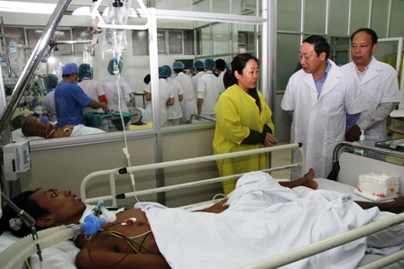 Thứ trưởng Nguyễn Hồng Trường thăm hỏi người nhà bệnh nhân Nguyễn Hoàng Anh