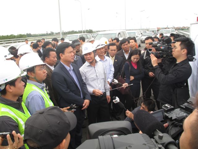 Kiểm tra tiến độ dự án cầu Nhật Tân và đường nối 2 đầu cầu, Bộ trưởng Đinh La Thăng yêu cầu hoàn thành nút giao Lạc Long Quân - đê Hữu Hồng (mới bổ sung theo đề nghị của UBND TP.Hà Nội) trong 3 tháng