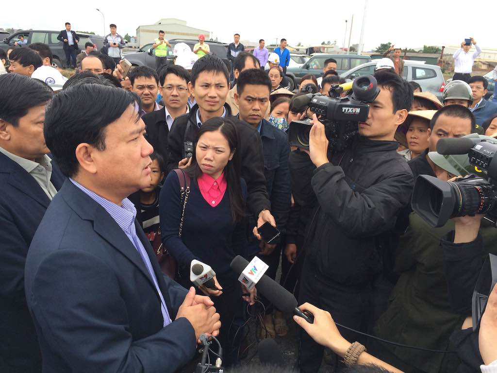 Bộ trưởng Đinh La Thăng lắng nghe ý kiến của người dân xã Nguyên Khê, hứa sẽ thúc nhà thầu đẩy nhanh tiến độ thi công, tạo điều kiện thuận lợi cho bà con đi lại 