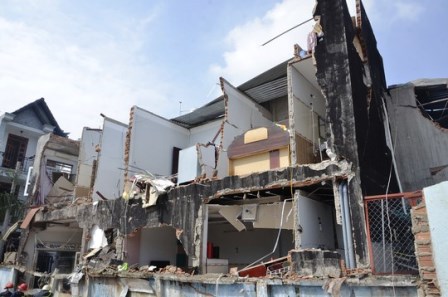  tại công ty phân bón Đặng Huỳnh (quận 12) xảy ra vụ nổ lớn khiến 3 người tử vong tại chỗ, 4 người bị thương, hơn 150 căn nhà bị ảnh hưởng.