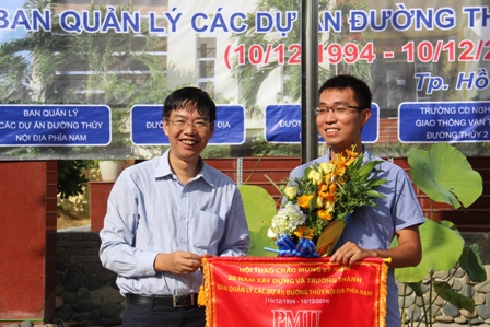 Ông Vương Quốc Tuấn, Tổng giám đốc Ban quản lý các dự án ĐTNĐ phía Nam tặng hoa cho các vận động viên