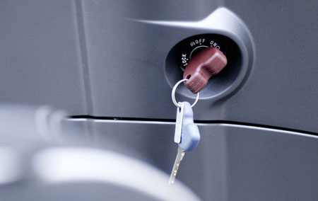 Bộ chìa khóa chống trộm của Piaggio bao gồm hai chìa: chìa khóa gốc màu nâu đỏ (master key) và chìa khóa phụ màu xanh