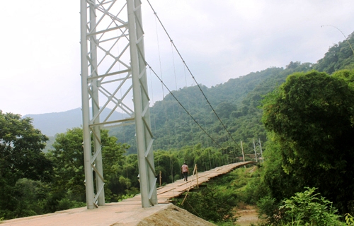 Cầu treo xã Trung Xuân mặc dù chưa đưa vào sử dụng nhưng người dân vẫn đi lại trên cầu