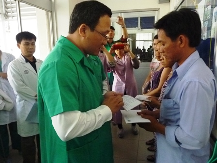 ông Hùng trao quà cho người nhà anh Nguyễn Văn Nam (bố bé trai ) bị TNGT ở An Giang vừa qua