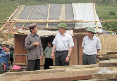 Phó Chủ tịch UBND tỉnh Lai Châu Vương Văn Thành thăm hỏi, động viên người dân trong diện di dân, tái định cư - ảnh UBND tỉnh Lai Châu