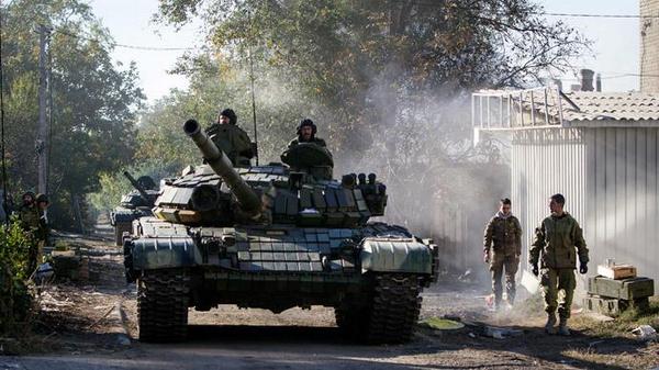 Xe tăng quân chính phủ Ukraine bên ngoài Donetsk