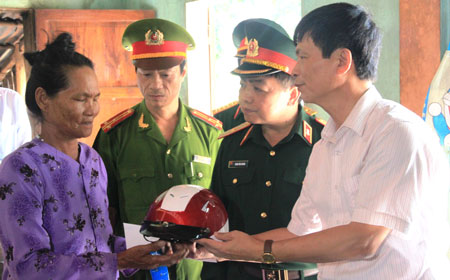 Ông Hoàng Quang Vinh tặng MBH cho gia đình nạn nhân TNGT