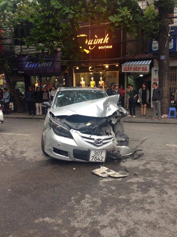Chiếc Mazda - theo lời kể của nhân chứng - được cho là nguyên nhân gây ra vụ việc bị toác phần đầu sau khi gây tai nạn liên hoàn