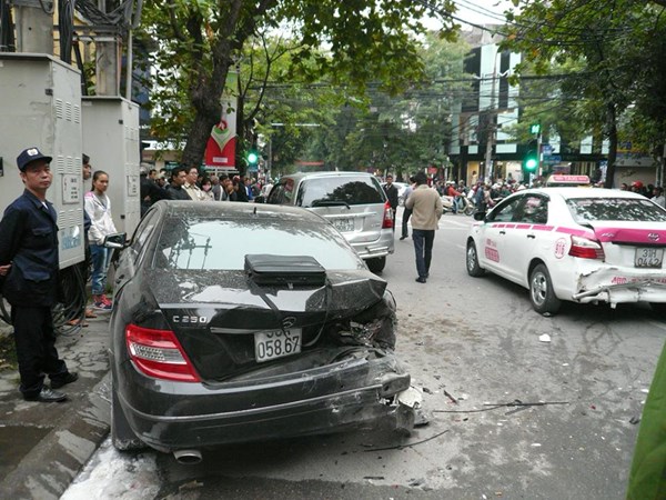Một chiếc xe Mercedes cũng bị hư hại nặng nề
