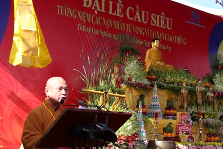 Hòa thượng Thích Thiện Nhơn - Quyền chủ tịch Hội đồng trị sự Giáo hội phật giáo Việt Nam phát biểu tại lễ tưởng niệm, cầu cho vong linh người ra đi thanh thản