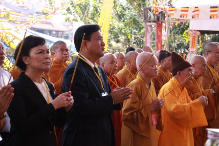 Phút cầu nguyện thiêng liêng, phu nhân chủ tịch nước Trương Tấn Sang, Bộ Trưởng GTVT Đinh La Thăng và các nhà sư hành lễ thắp hương cho linh hồn các nạn nhân tai nan giao thông