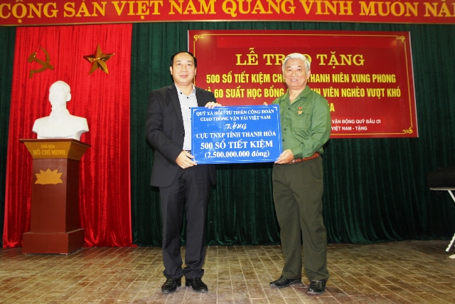 Thứ trưởng Nguyễn Hồng Trường trao 500 suất quà cho Hội cựu TNXP tỉnh Thanh Hóa