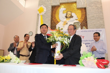 Lẵng hoa của Phó Thủ tướng Nguyễn Xuân Phúc - Chủ tịch Ủy Ban ATGT Quốc gia gửi tặng Hội đồng giám mục nhân dịp ký kết tuyên truyền ATGT