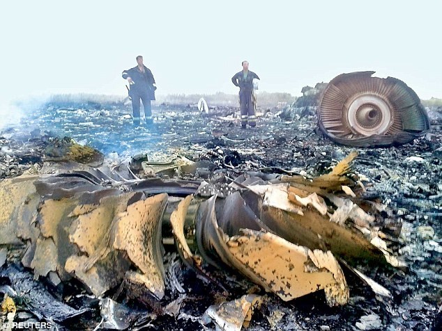 Hiện trường vụ rơi máy bay MH17 (Ảnh: Reuters)