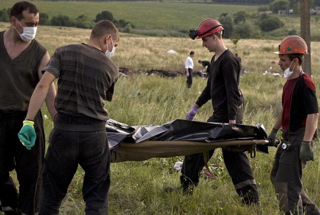 Công tác thu hồi thi thể các nạn nhân trên chuyến bay MH17 ở miền Đông Ukraine (Ảnh: AP)