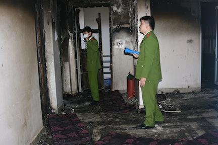Lực lượng công an khám nghiệm hiện trường vụ cháy