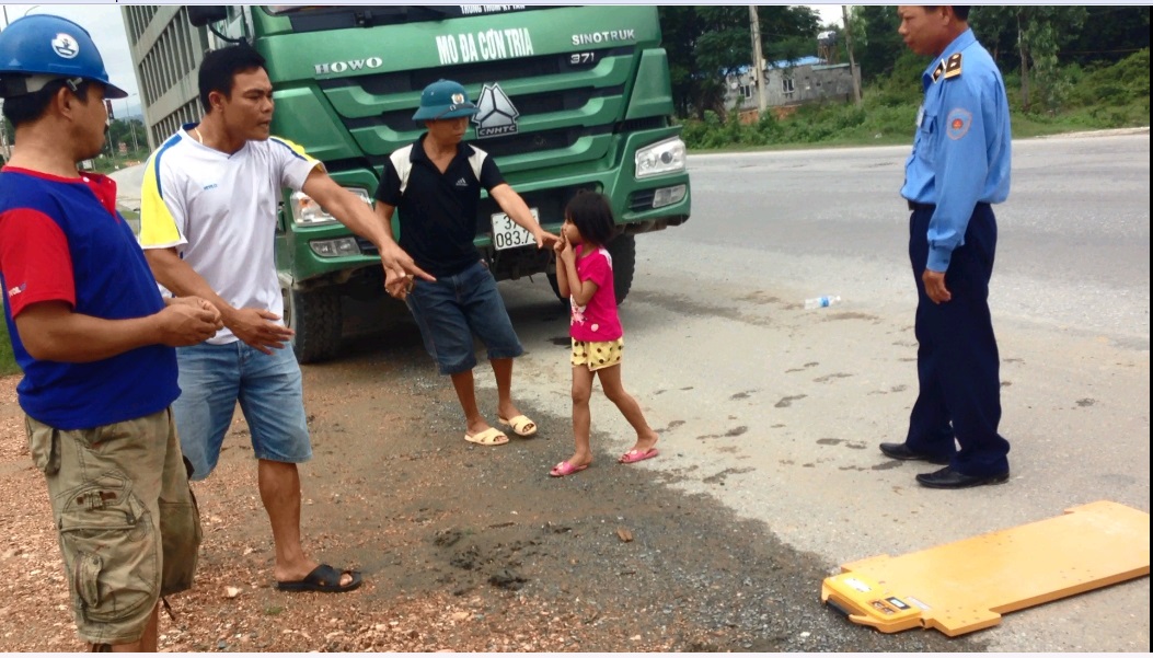 Đối tượng Võ Thành Trung (áo phông trắng) có những hành vi hết sức manh động đe dọa, cản trở lực lượng kiểm tra tải trọng liên ngành 