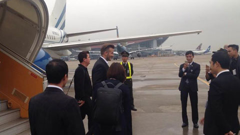 Beckham bước xuống phi cơ ở sân bay Nội Bài. Ảnh Bongdaplus