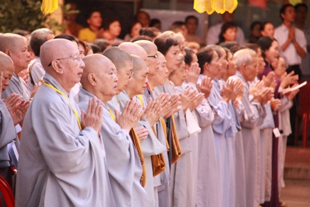 Các tăng ni cầu nguyện cho người ra đi