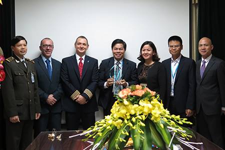 Bà Nguyễn Thị Kim Ngân - Phó Giám đốc cảng hàng không quốc tế Nội Bài (bên phải) phát biểu trong lễ nhận giải thưởng DGR Awareness Award 2014 - Ảnh: Bobi