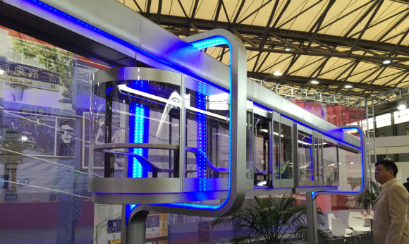 Mô hình tàu trong suốt trên hệ thống đường ray trên cao được giới thiệu tại Thượng Hải hôm 4/11. (Ảnh: eastday.com)
