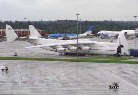 An-225 tại Sân bay Manchester năm 2006