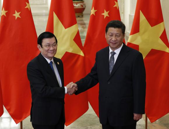 Chủ tịch nước Việt Nam Trương Tấn Sang bắt tay cùng Chủ tịch nước Trung Quốc Tập Cận Bình tại Đại Lễ Đường Nhân Dân ở Bắc Kinh Trung Quốc bên lề hội nghị APEC 2014