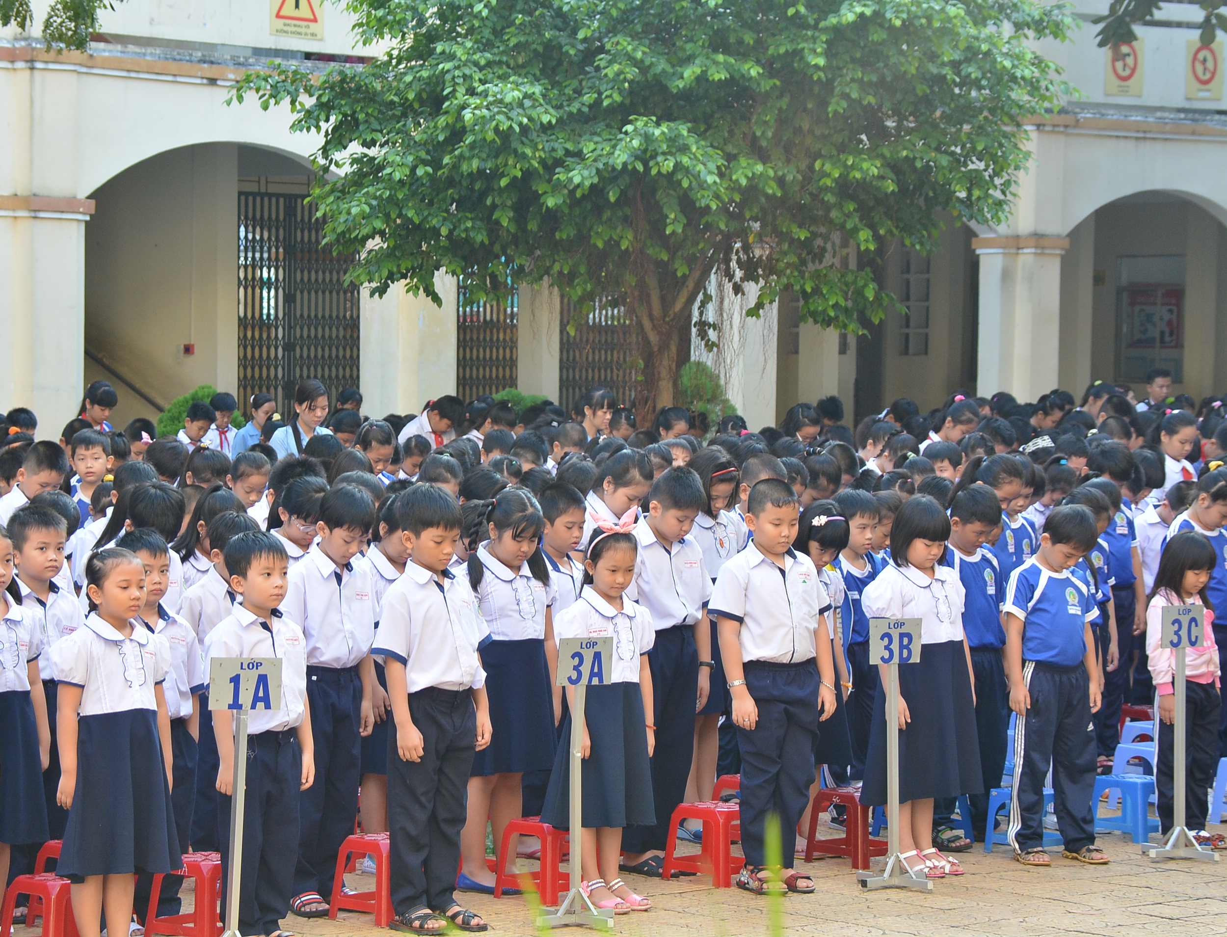 Các em học sinh Trường tiểu học Mạc Đĩnh Chi mặc niệm tưởng nhớ các nạn nhân bị tử vong do TNGT