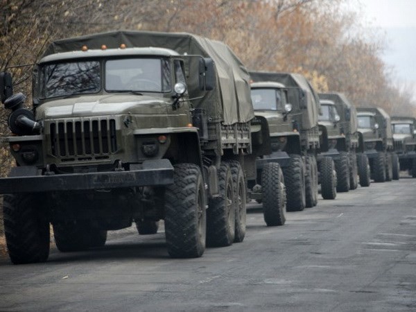 Đoàn xe quân sự không phù hiệu bên ngoài Donetsk, miền Đông Ukraine