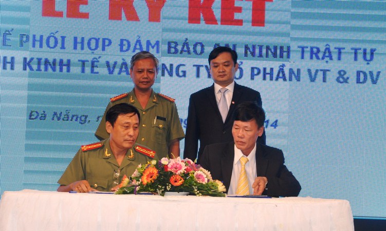 Đại tá Lê Thanh Hải – phó giám đốc CATP Đà Nẵng chứng kiến ký kết quy chế giữa hai bên