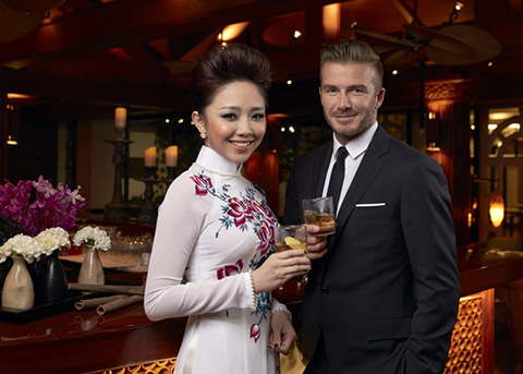 Ngày 10/11, cựu siêu sao bóng đá Anh David Beckham đã có mặt tại Hà Nội để tham gia các hoạt động quảng bá cho một thương hiệu đồ uống mà anh là đại sứ toàn cầu.