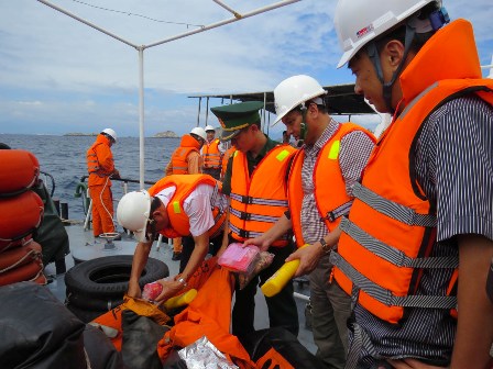Cục trưởng Cục Hàng hải VN Nguyễn Nhật kiểm tra các vật nổi của tàu Phúc Xuân 68 được tàu cứu nạn SAR 27-01 vớt được