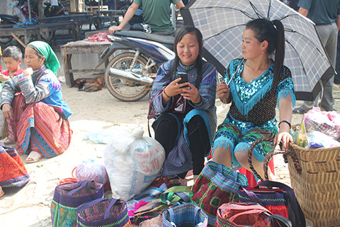 Những cô gái dân tộc H’Mông duyên dáng bên trang phục truyền thống